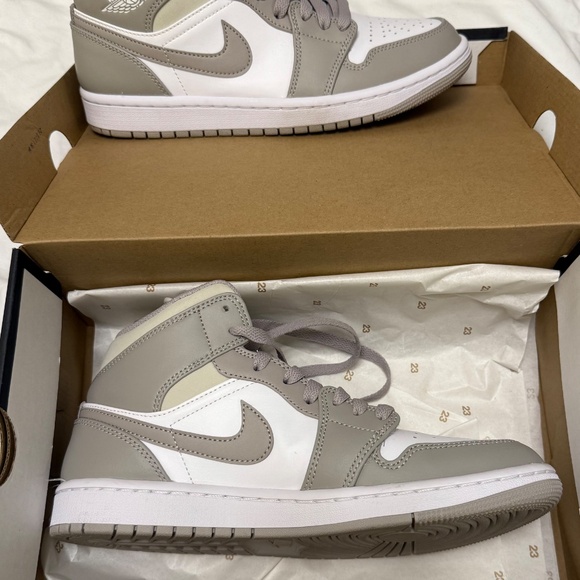 Nike Air Jordan high tops - Picture 2 of 6